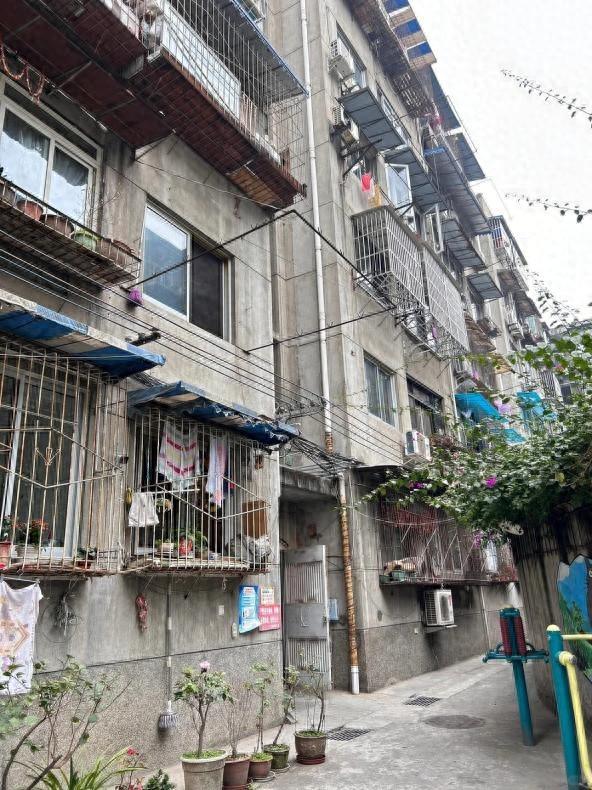配资最安全的三个平台 因为\＂穷\＂，花20万买了别人嫌弃的老破小，入住一年，太后悔了！