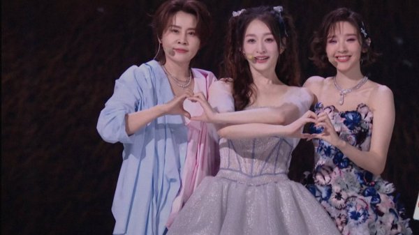 证券配资软件 50岁李小冉双马尾翻车舞台拿第一！内娱观众疯了？